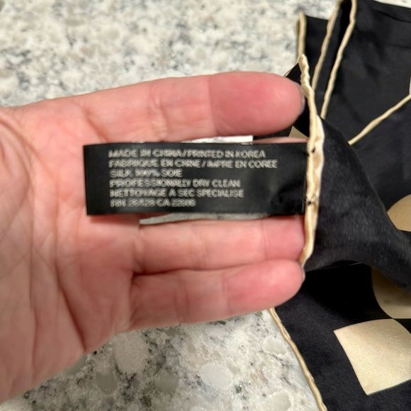 Vintage ADRIENNE VITTADINI 100% Silk Square Scarf early 2000’s. - Picture 6 of 6